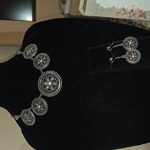 Beautiful Silvertone Necklace & Earrings Set J35